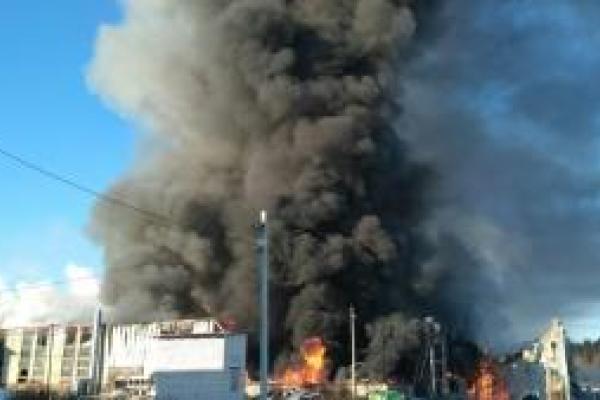 В России под Питером произошел масштабный пожар на заводе: сотрудники едва спаслись от смерти В России под Питером произошел масштабный пожар на заводе: сотрудники едва спаслись от смерти