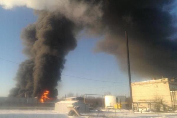 В России под Питером произошел масштабный пожар на заводе: сотрудники едва спаслись от смерти В России под Питером произошел масштабный пожар на заводе: сотрудники едва спаслись от смерти