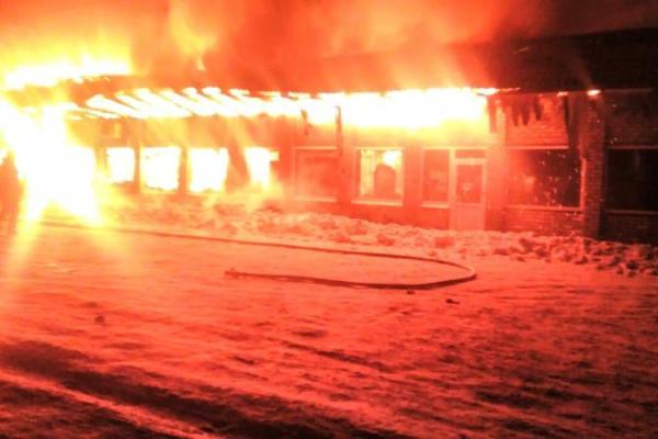 В Запорожской области спасатели ликвидировали масштабный пожар в кафе торгового комплекса В Запорожской области спасатели ликвидировали масштабный пожар в кафе торгового комплекса