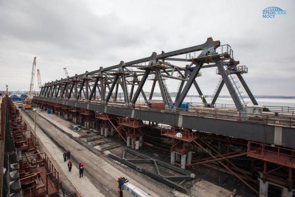 Строители Керченского моста начали сборку арок Строители Керченского моста начали сборку арок