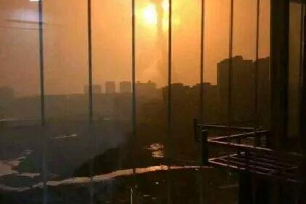 В Китае спасатели борются с масштабным пожаром, вспыхнувшем после взрыва на химзаводе В Китае спасатели борются с масштабным пожаром, вспыхнувшем после взрыва на химзаводе