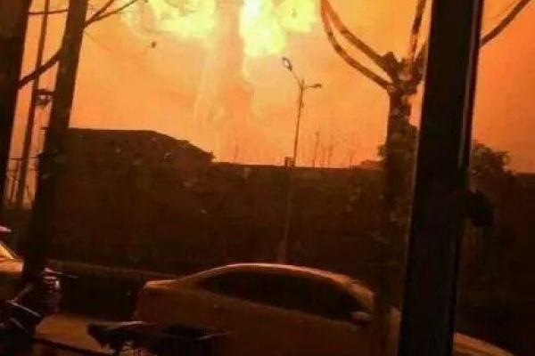 В Китае спасатели борются с масштабным пожаром, вспыхнувшем после взрыва на химзаводе В Китае спасатели борются с масштабным пожаром, вспыхнувшем после взрыва на химзаводе