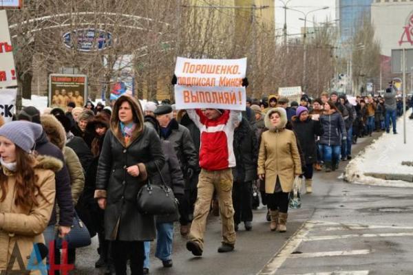 Жесткая реакция соцсетей на митинг в оккупированном Донецке: Стадо на прогулке!
