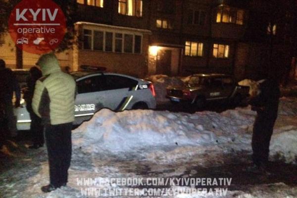 В Киеве во время конфликта водитель такси выстрелил из травмата в лицо пассажиру В Киеве во время конфликта водитель такси выстрелил из травмата в лицо пассажиру
