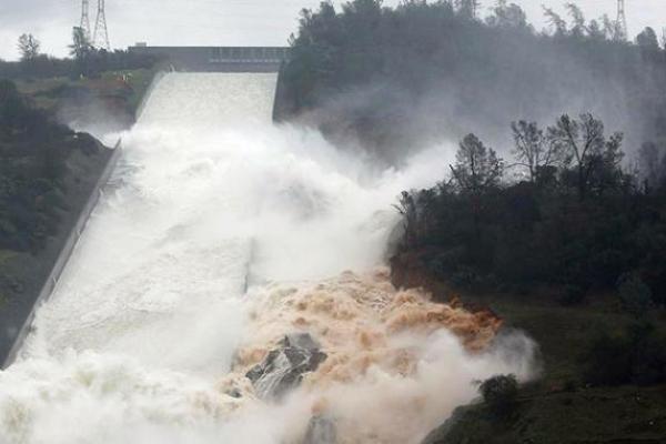 В Калифорнии разрушается самая высокая дамба в США: объявлена срочная эвакуация