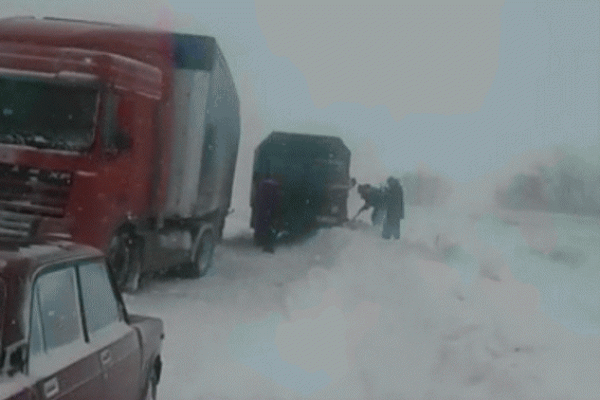 На Луганщину обрушилась непогода: сильный ветер и снегопад, плохая видимость на дорогах