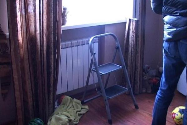 Малыш, которого родная мама-самоубийца выкинула из окна киевской высотки, находится в тяжелом состоянии