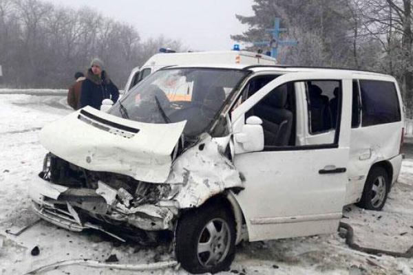В Винницкой области "Skoda" вылетела на "встречку": 6 человек пострадали, разбиты 3 авто В Винницкой области "Skoda" вылетела на "встречку": 6 человек пострадали, разбиты 3 авто