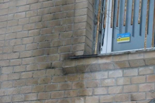 В Киеве ночью метнули бутылку с неизвестным веществом в фасад здания общественной организации В Киеве ночью метнули бутылку с неизвестным веществом в фасад здания общественной организации