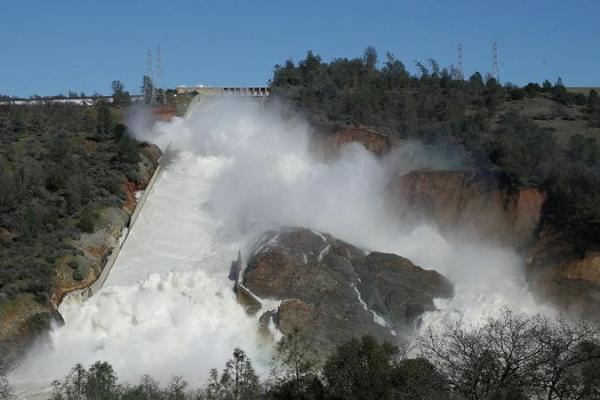 В Калифорнии разрушается самая высокая дамба в США: объявлена срочная эвакуация