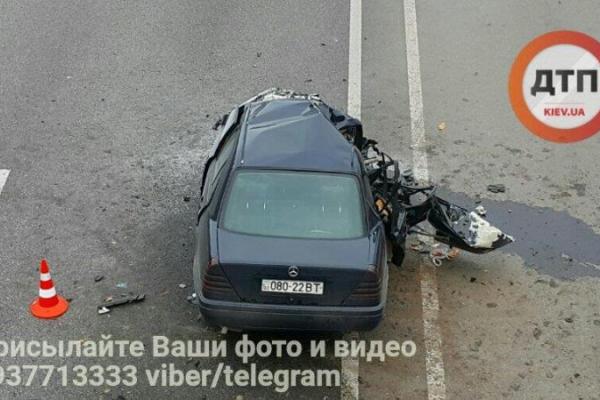 Жуткая авария на Житомирской трассе под Киевом: "Mercedes" смяло после удара об столб Жуткая авария на Житомирской трассе под Киевом: "Mercedes" смяло после удара об столб