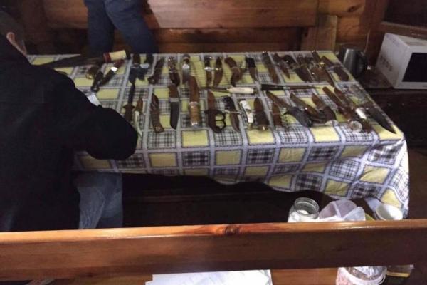 На Сумщине "отличился" начальник полиции: у пойманного на взятке силовика нашли флаг РФ На Сумщине "отличился" начальник полиции: у пойманного на взятке силовика нашли флаг РФ