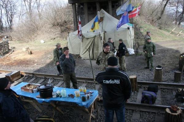 Блокада Донбасса: советник министра МВД встретился с "блокадниками" на редуте в Луганской области