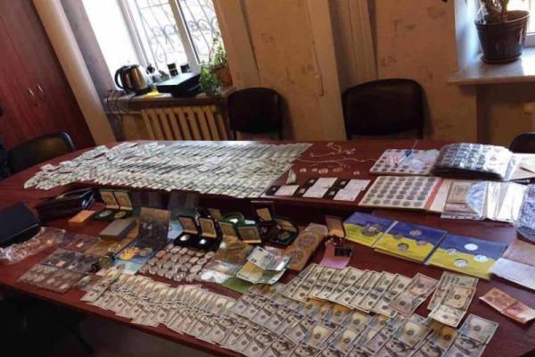 На Сумщине "отличился" начальник полиции: у пойманного на взятке силовика нашли флаг РФ На Сумщине "отличился" начальник полиции: у пойманного на взятке силовика нашли флаг РФ