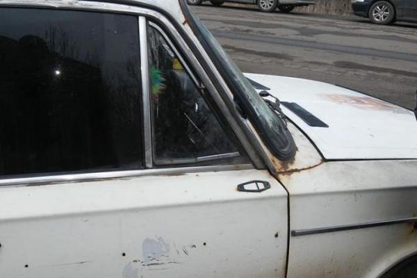 На Донетчине вражеский снайпер обстрелял автомобиль с мирными жителями