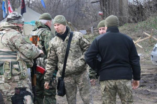 Блокада Донбасса: советник министра МВД встретился с "блокадниками" на редуте в Луганской области