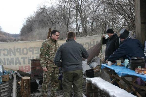 Блокада Донбасса: советник министра МВД встретился с "блокадниками" на редуте в Луганской области