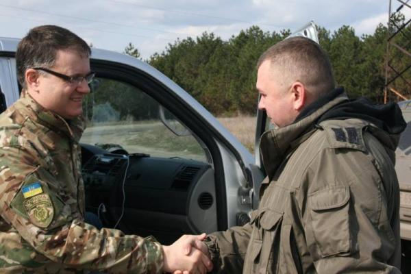 Блокада Донбасса: советник министра МВД встретился с "блокадниками" на редуте в Луганской области
