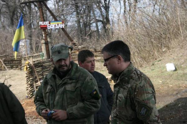 Блокада Донбасса: советник министра МВД встретился с "блокадниками" на редуте в Луганской области