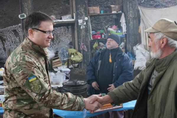 Блокада Донбасса: советник министра МВД встретился с "блокадниками" на редуте в Луганской области