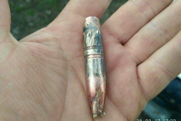 На Донетчине вражеский снайпер обстрелял автомобиль с мирными жителями