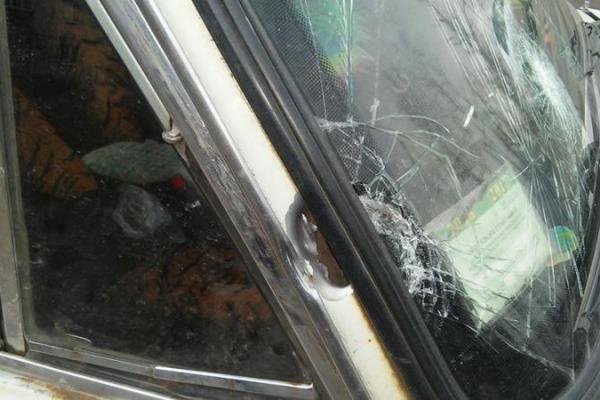 На Донетчине вражеский снайпер обстрелял автомобиль с мирными жителями