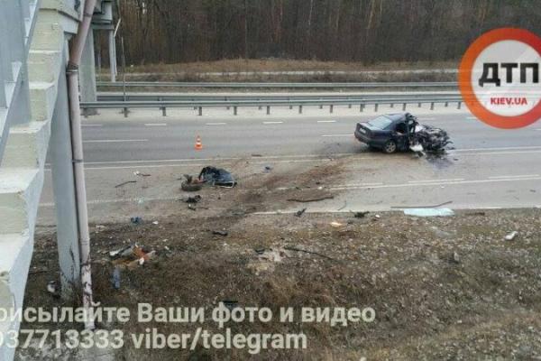 Жуткая авария на Житомирской трассе под Киевом: "Mercedes" смяло после удара об столб Жуткая авария на Житомирской трассе под Киевом: "Mercedes" смяло после удара об столб