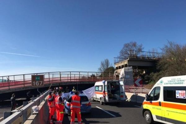 В Италии на автомобиль "Nissan Qashqai" обрушился мост: погибли 2 человека, есть раненые В Италии на автомобиль "Nissan Qashqai" обрушился мост: погибли 2 человека, есть раненые