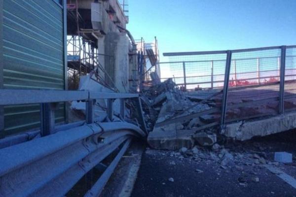 В Италии на автомобиль "Nissan Qashqai" обрушился мост: погибли 2 человека, есть раненые В Италии на автомобиль "Nissan Qashqai" обрушился мост: погибли 2 человека, есть раненые