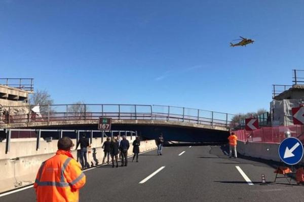 В Италии на автомобиль "Nissan Qashqai" обрушился мост: погибли 2 человека, есть раненые В Италии на автомобиль "Nissan Qashqai" обрушился мост: погибли 2 человека, есть раненые