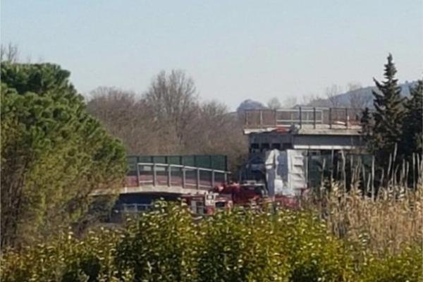 В Италии на автомобиль "Nissan Qashqai" обрушился мост: погибли 2 человека, есть раненые В Италии на автомобиль "Nissan Qashqai" обрушился мост: погибли 2 человека, есть раненые