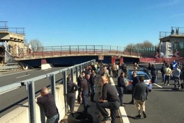 В Италии на автомобиль "Nissan Qashqai" обрушился мост: погибли 2 человека, есть раненые В Италии на автомобиль "Nissan Qashqai" обрушился мост: погибли 2 человека, есть раненые