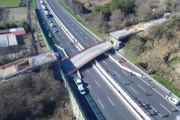 В Италии на автомобиль "Nissan Qashqai" обрушился мост: погибли 2 человека, есть раненые В Италии на автомобиль "Nissan Qashqai" обрушился мост: погибли 2 человека, есть раненые