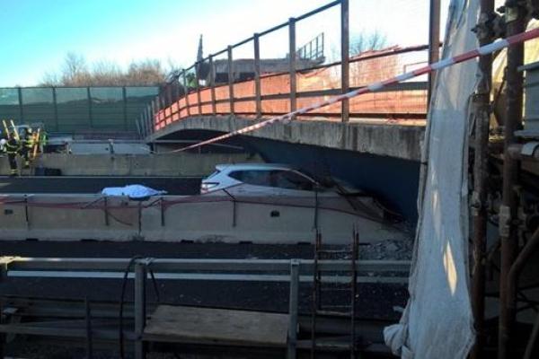В Италии на автомобиль "Nissan Qashqai" обрушился мост: погибли 2 человека, есть раненые В Италии на автомобиль "Nissan Qashqai" обрушился мост: погибли 2 человека, есть раненые