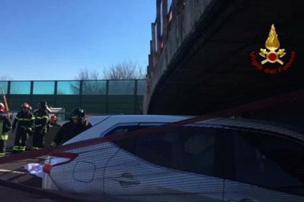 В Италии на автомобиль "Nissan Qashqai" обрушился мост: погибли 2 человека, есть раненые В Италии на автомобиль "Nissan Qashqai" обрушился мост: погибли 2 человека, есть раненые