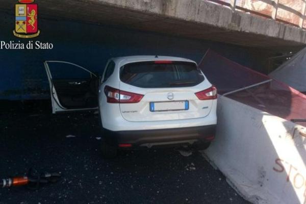В Италии на автомобиль "Nissan Qashqai" обрушился мост: погибли 2 человека, есть раненые В Италии на автомобиль "Nissan Qashqai" обрушился мост: погибли 2 человека, есть раненые