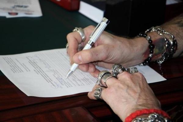 Российский шоумен Никита Джигурда получил "паспорт ДНР" Российский шоумен Никита Джигурда получил "паспорт ДНР"