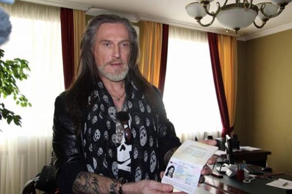 Российский шоумен Никита Джигурда получил "паспорт ДНР" Российский шоумен Никита Джигурда получил "паспорт ДНР"