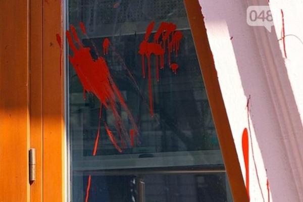 В Одессе активисты облили краской отделение "Сбербанка России" В Одессе активисты облили краской отделение "Сбербанка России"
