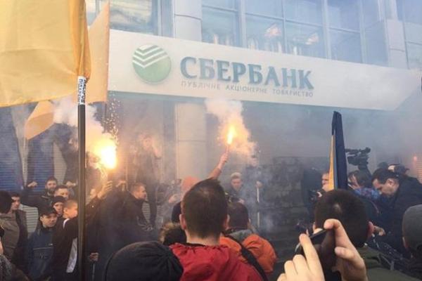 В Киеве активисты "замуровали" вход в "Сбербанк России"