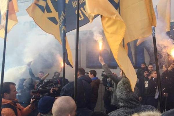 В Киеве активисты "замуровали" вход в "Сбербанк России"