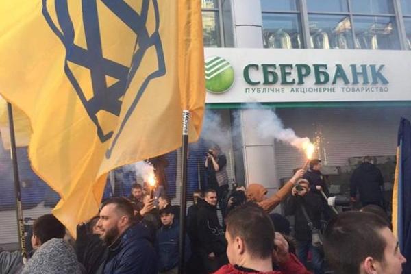 В Киеве активисты "замуровали" вход в "Сбербанк России"