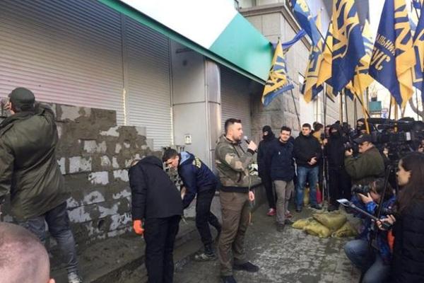 В Киеве активисты "замуровали" вход в "Сбербанк России"