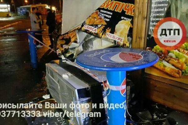 В Киеве "Audi" с пьяной девушкой-водителем снесла три МАФа с шаурмой В Киеве "Audi" с пьяной девушкой-водителем снесла три МАФа с шаурмой