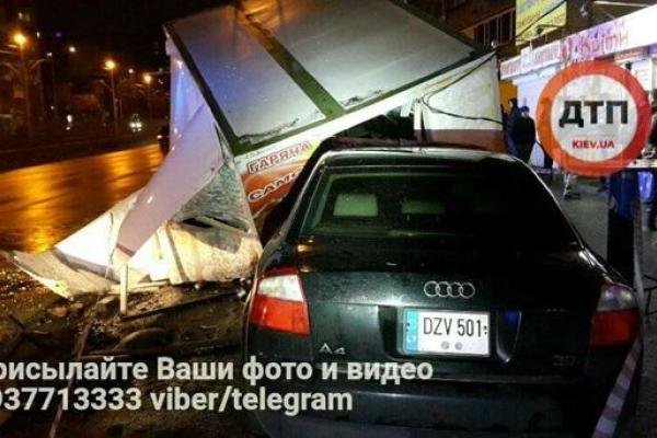 В Киеве "Audi" с пьяной девушкой-водителем снесла три МАФа с шаурмой В Киеве "Audi" с пьяной девушкой-водителем снесла три МАФа с шаурмой