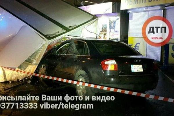 В Киеве "Audi" с пьяной девушкой-водителем снесла три МАФа с шаурмой В Киеве "Audi" с пьяной девушкой-водителем снесла три МАФа с шаурмой