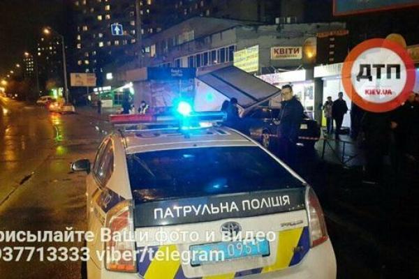 В Киеве "Audi" с пьяной девушкой-водителем снесла три МАФа с шаурмой В Киеве "Audi" с пьяной девушкой-водителем снесла три МАФа с шаурмой
