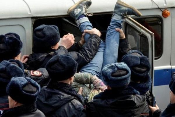 В Москве задержаны более 800 участников митинга, "паковали" даже несовершеннолетних. Кадры с места событий