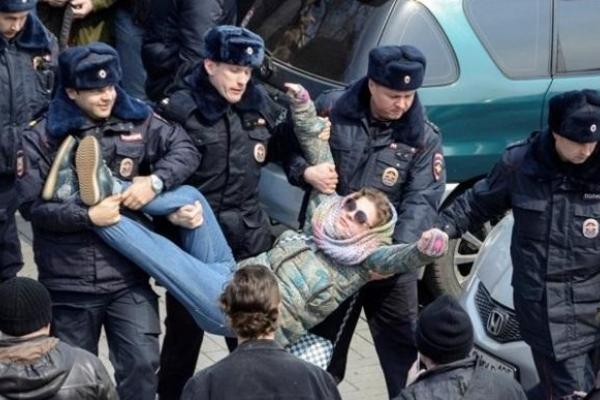 В Москве задержаны более 800 участников митинга, "паковали" даже несовершеннолетних. Кадры с места событий