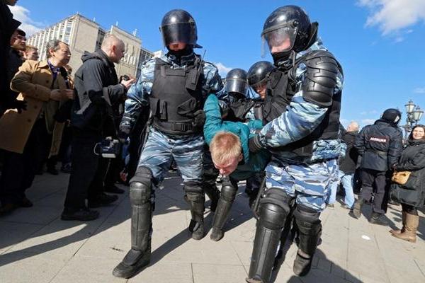 В Москве задержаны более 800 участников митинга, "паковали" даже несовершеннолетних. Кадры с места событий